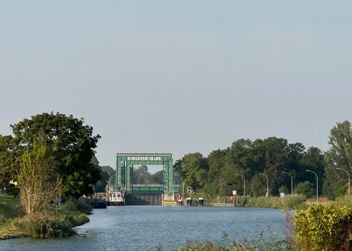 Lägenhet Huebscher Wohnen-geraeumige Im Gutshaus Nahe Saale Und Elbe *